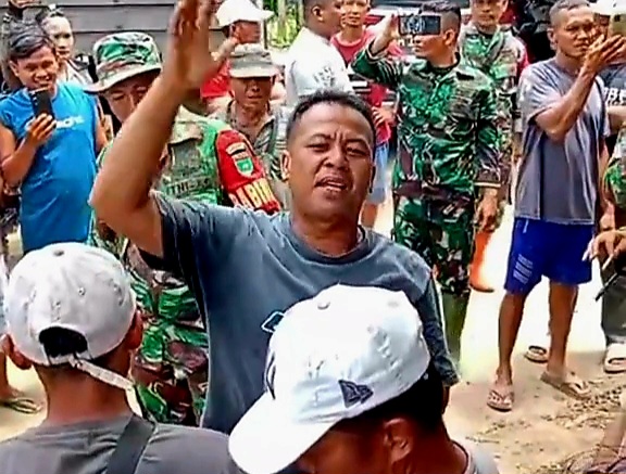 Ricuh di TNTN! Warga Tolak Posko Satgas PKH, Material Dihamburkan ke Jalan