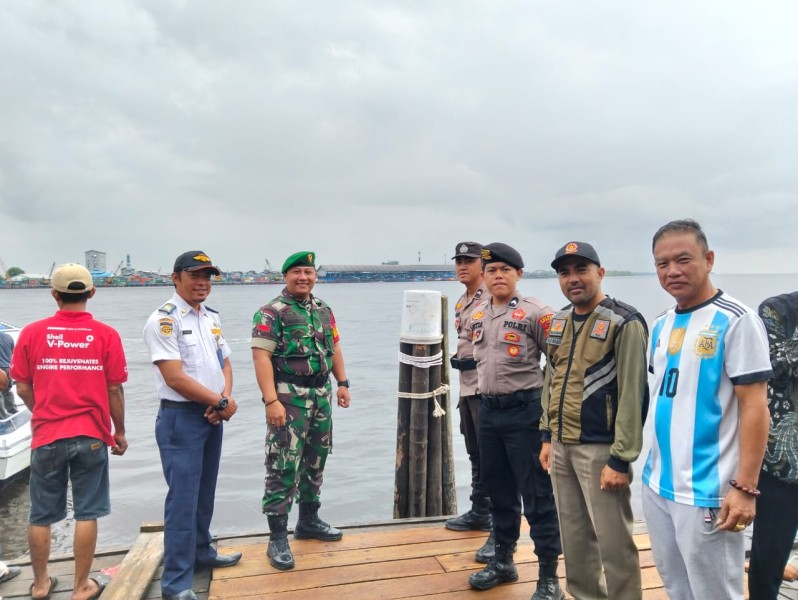 Babinsa Koramil 06/Kateman Bersinergi Amankan Arus Balik Lebaran di Pelabuhan Sungai Guntung