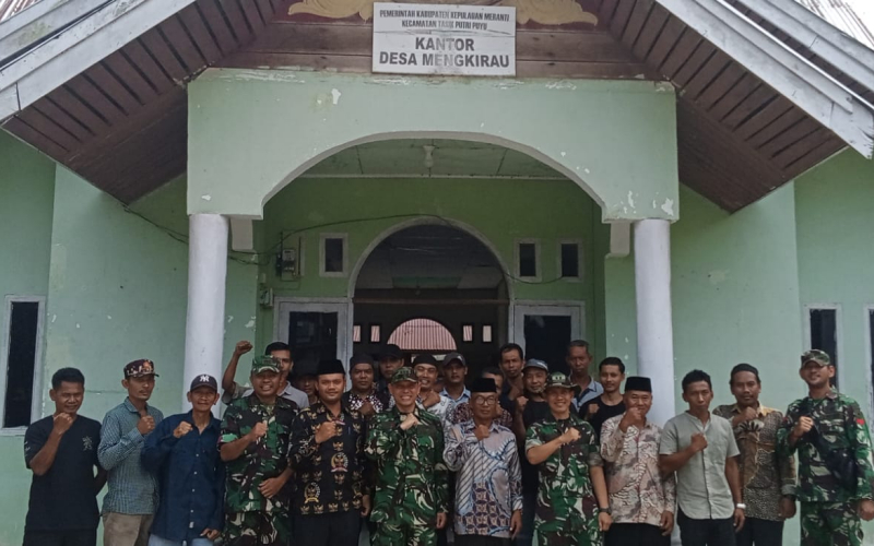 Tim Mabes TNI Sosialisasikan Pencegahan Karhutla di Desa Mengkirau Meranti