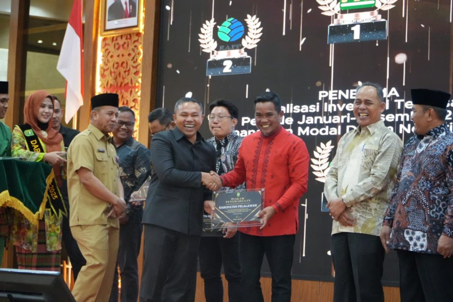 Bupati Zukri Terima Penghargaan, Pelalawan Jadi Juara Investasi Riau 2024