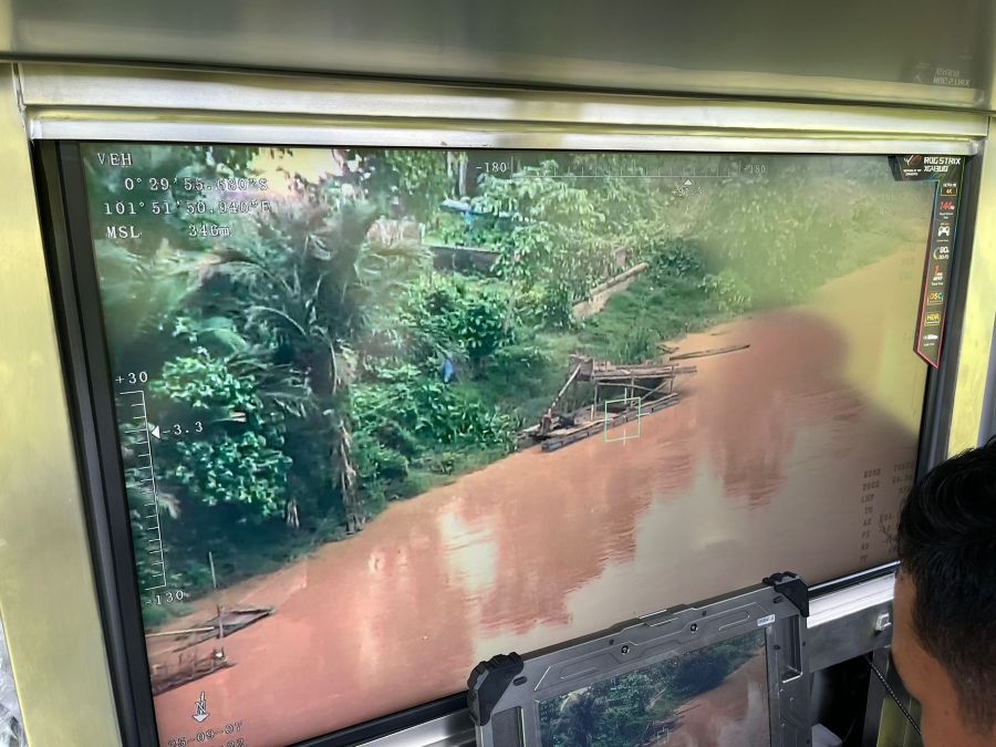 Drone Polda Riau Deteksi dan Rekam Puluhan Rakit PETI di Kuansing