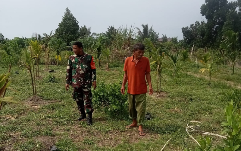Babinsa Edukasi Warga Rimba Sekampung Soal Bahaya Karhutla