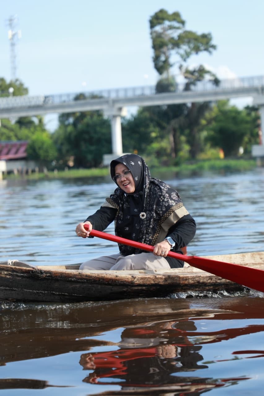 Bupati Afni Dayung Sampan Seberangi Sungai Siak: Teraso Penat, Napaspun Semput
