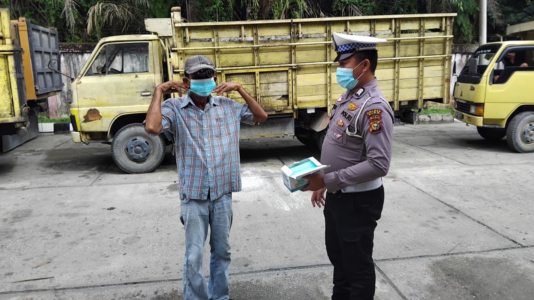 Polsek Minas Kembali Bagikan 100 Masker kepada Warga di SPBU Minas Barat, Antisipasi Dampak Kabut Asap