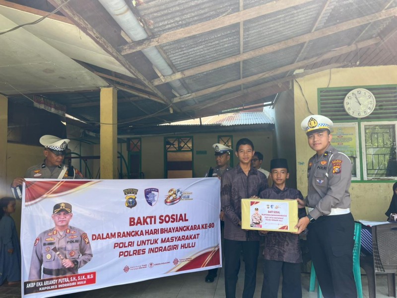 POLRES INDRAGIRI HULU GELAR BAKTI SOSIAL HUT BHAYANGKARA KE-80, SALURKAN 250 PAKET SEMBAKO KE PANTI ASUHAN NUR ANANDA PUTRI RENGAT