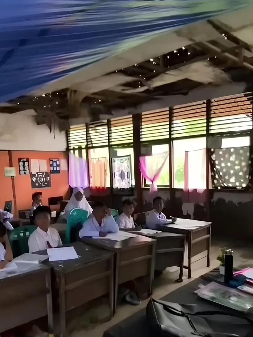 Miris! SDN 004 Sungai Laut Inhil Rusak Parah, Murid Belajar di Kelas Bocor dan Meja Berlapuk