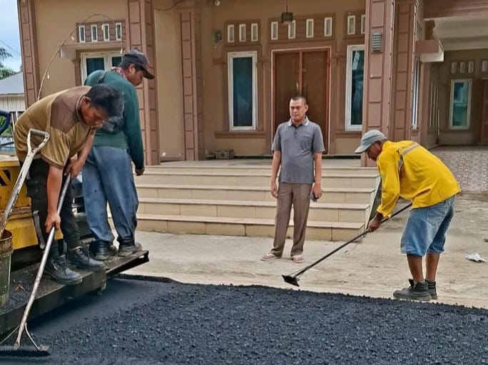 Kades Sontang Pantau Pengaspalan Jalan Dusun Dua Meski Menjalankan Ibadah Puasa