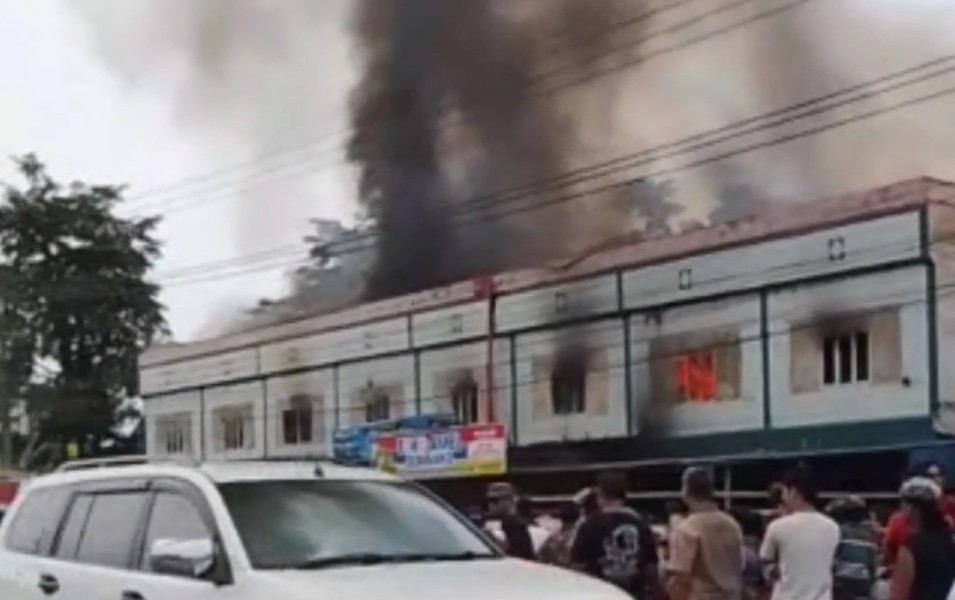 Api Mengamuk di Belilas, Ruko-Ruko Usaha Hangus Terbakar Siang Bolong