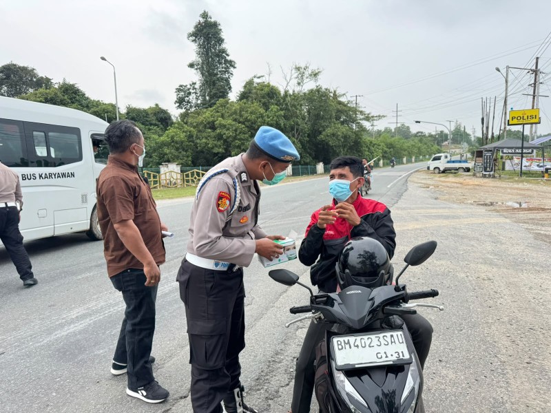 Polsek Minas Bagikan Ratusan Masker di Simpang Gate I PHR, Antisipasi Dampak Kabut Asap