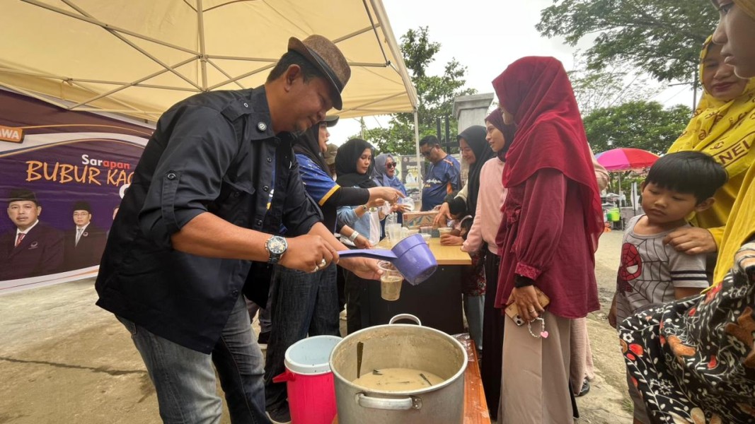 HUT NasDem 2025, DPD Inhil Berbagi 500 Nasi Daun di Car Free Day Tembilahan