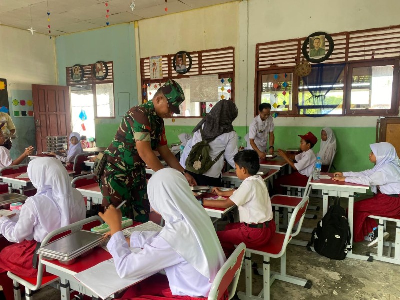 Babinsa Koramil 06/Kateman Kembali Dampingi Program Makan Bergizi Gratis