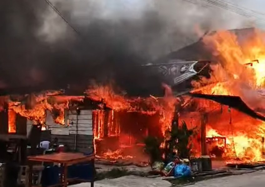 Delapan Rumah Petak dan Satu Warung di Jalan Pemda Pangkalan Kerinci Ludes Terbakar
