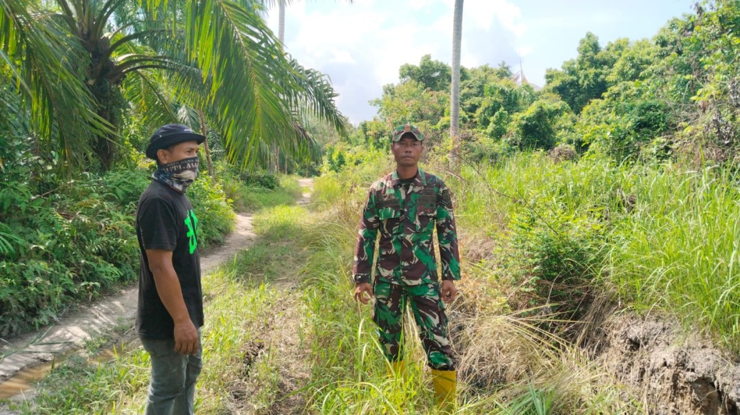Cegah Karhutla, Babinsa Tanjung Penyembal Gencarkan Patroli dan Edukasi Larangan Membakar Lahan