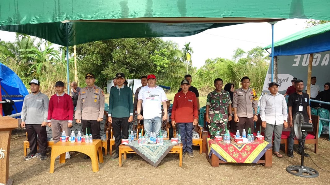 Bupati Inhil Apresiasi Pembukaan Turnamen Sepak Bola Pemuda Cup Desa Pulau Palas