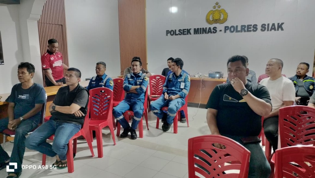 Personel Polsek Minas dan Masyarakat Nobar Piala Dunia 2026, Pererat Kebersamaan dan Jaga Kamtibmas
