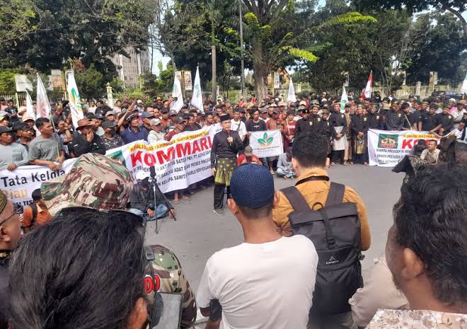 Geruduk Kejati Riau, Demonstran Minta Tarik Aparat dari Konflik Lahan