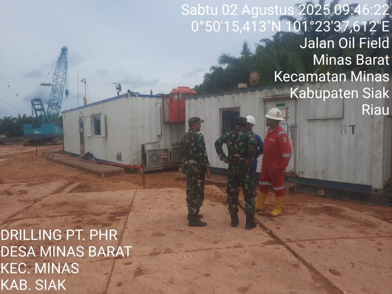 Babinsa Koramil 03/Minas Laksanakan Patroli di Lokasi Drilling PT. PHR, Pastikan Kegiatan Yearly Maintenance Berjalan Aman