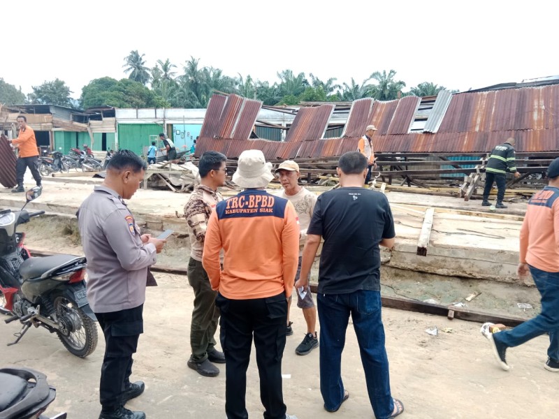 Angin Kencang Terjang Siak, Sejumlah Kios Pasar Rakyat Rusak dan Warga Panik