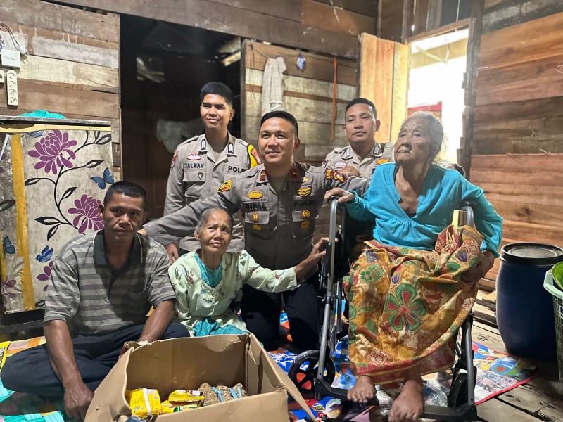 Air Mata Haru Siti, Ibunya Dapat Kursi Roda dari Kapolsek Tembilahan