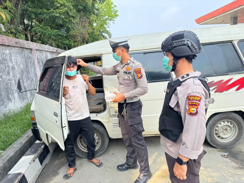 Polsek Minas Bagikan 100 Masker kepada Warga di SPBU KM 40 Antisipasi Dampak Kabut Asap