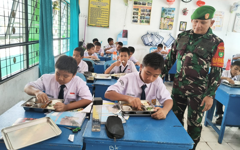 Yayasan Anak Muda Mandiri dan BGN Bagikan Makanan Bergizi untuk 2.408 Siswa di Dumai