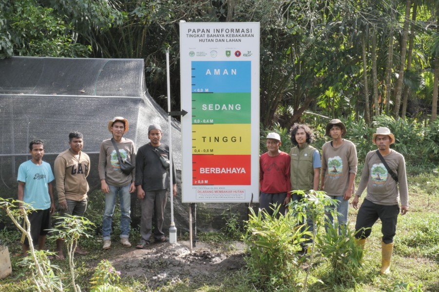 Yayasan Gambut, PPCF, dan Bahtera Melayu Pasang Sistem Peringatan Dini Karhutla di Desa Pematang Duku
