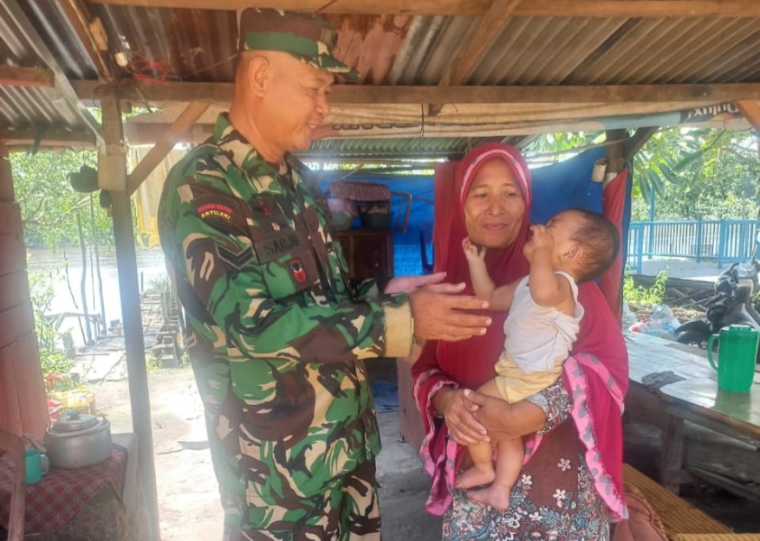 Babinsa Sertu Sarju Cek dan Data Anak Stunting di Kampung Tualang, Siak