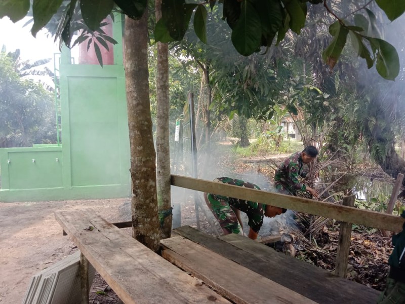 Jelang Diresmikan, Babinsa Koramil 06/Kateman Laksanakan Sterilisasi Lokasi Pembangunan Sumur Bor