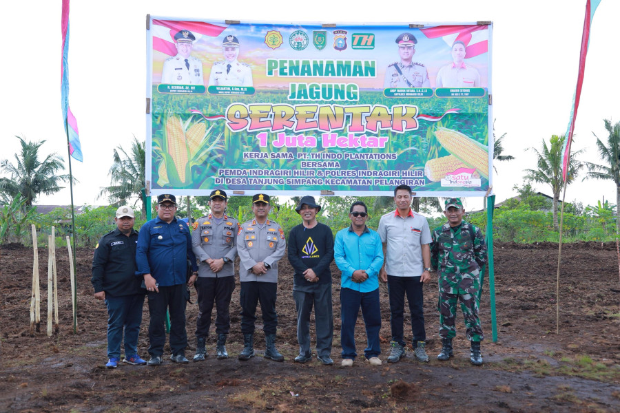 Bersama Bupati, Kapolres Inhil Tanam Jagung di Lahan THIP Estate Sengkawang Desa Tanjung Simpang