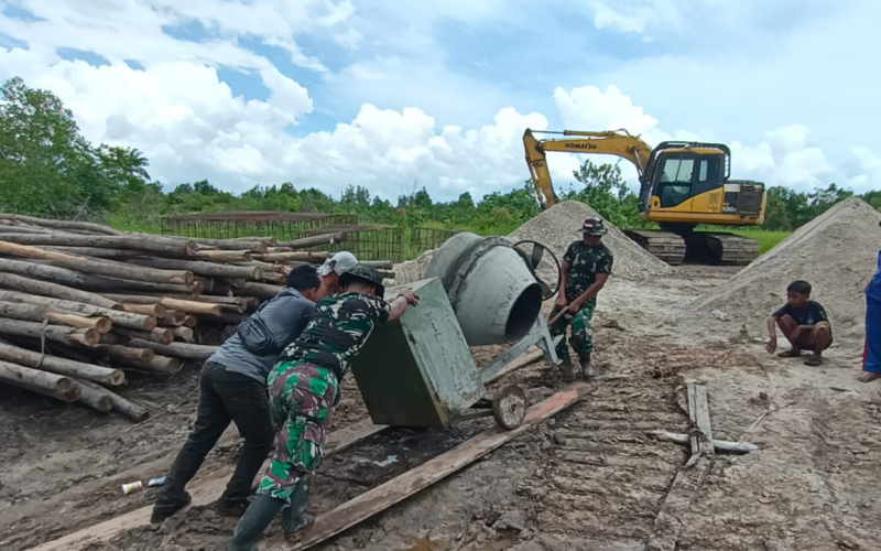 Meski Akses Berlumpur, TNI dan Warga Terus Lanjutkan Pembangunan Jembatan Gantung Garuda
