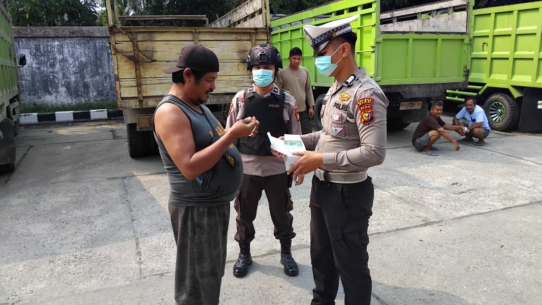 Polsek Minas Bagikan Ratusan Masker di SPBU Minas Barat, Kompol Syahrizal Ajak Warga Waspadai Kabut Asap