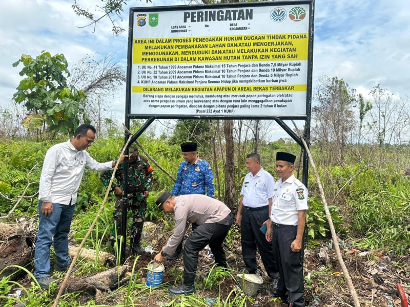 Polsek Tambang Bersama Upika Pasang Plang Peringatan Dilarang Beraktifitas di Lahan Terbakar