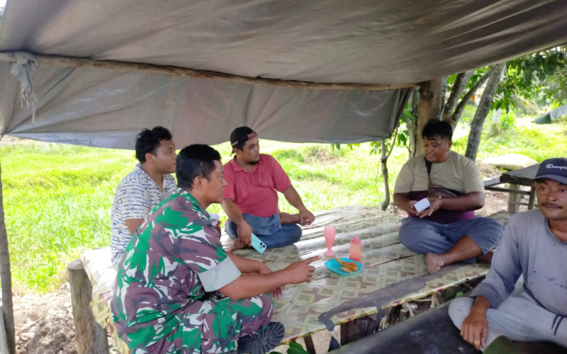 Komsos Babinsa Koramil 03 Sungai Sembilan Wujudkan Kemanunggalan TNI dengan Rakyat