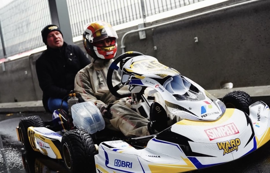 Taklukkan Lintasan Basah, Qarrar Firhand Menang di Seri Pembuka WSK 2026