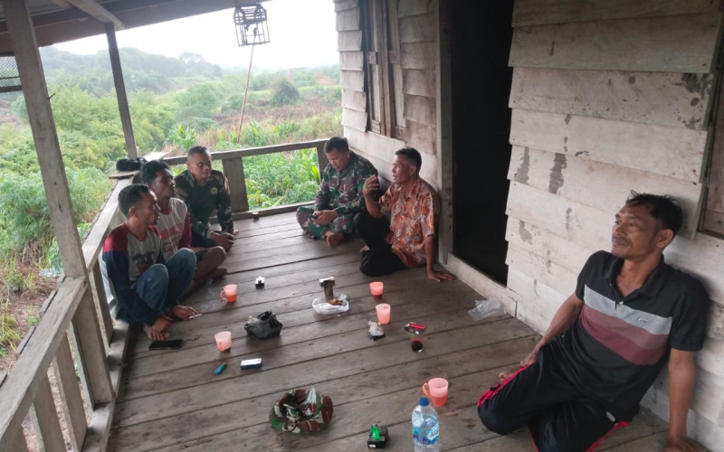 Babinsa Batu Teritip Aktif Patroli, Upaya Pencegahan Karhutla