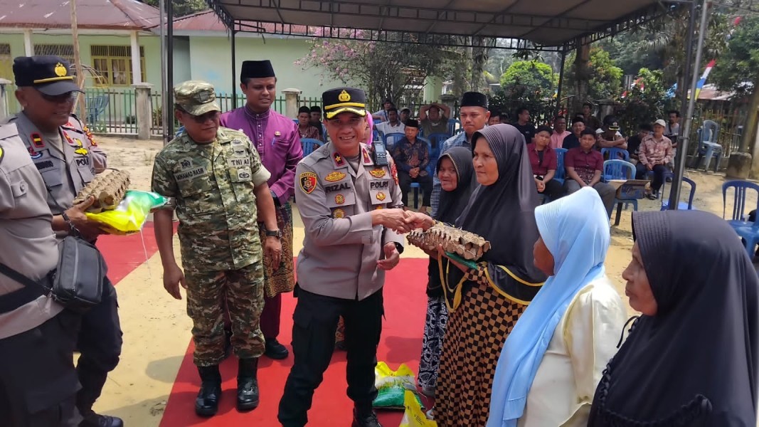 Jumat Berkah, Polsek Minas Bagikan Sembako Kepada Warga yang Membutuhkan