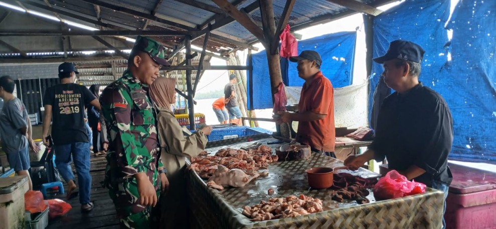 Babinsa Koramil 06/Kateman Monitoring Harga Daging Jelang Idul Fitri 1446 H