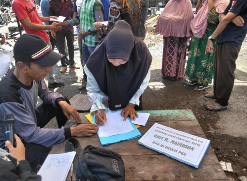 Warga Ucapkan Terima kasih, Anggota DPR RI H Mafirion Salurkan Bantuan Tunai untuk Korban Kebakaran Pasar Bom Pulau Kijang