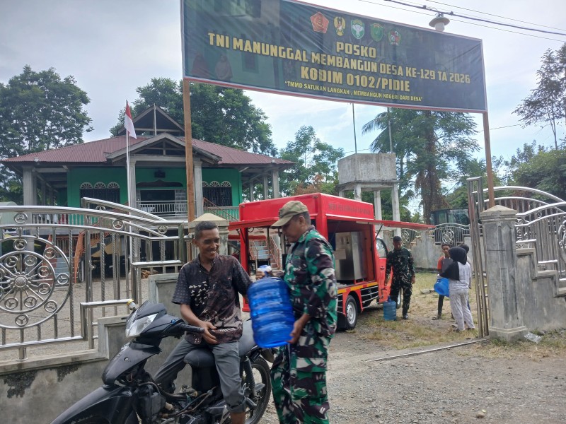 Hadirkan Air Minum Gratis, Dandim 0102/Pidie:Kehadiran Satgas TMMD Harus Mampu Mengatasi Kesulitan Rakyat