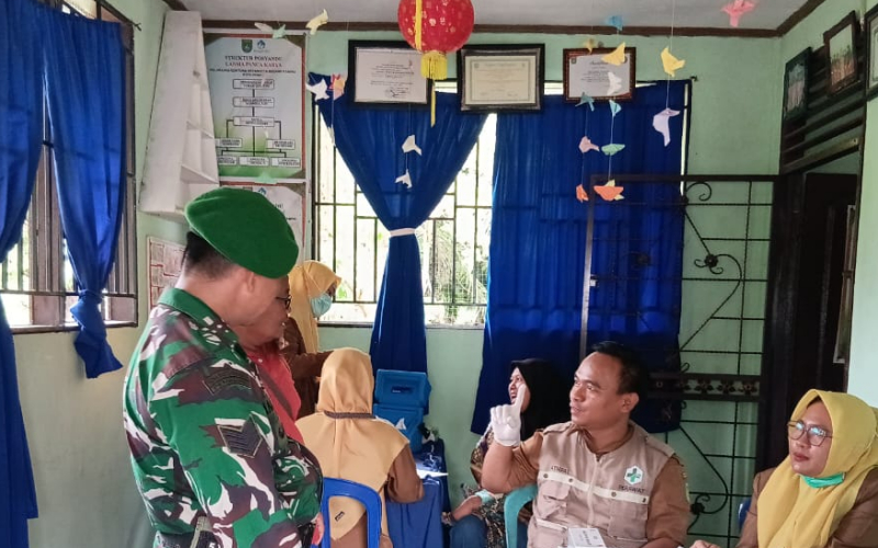 Dukung Program Kesehatan, Babinsa Koramil 02/Bukit Kapur Hadiri Posyandu di Guntung