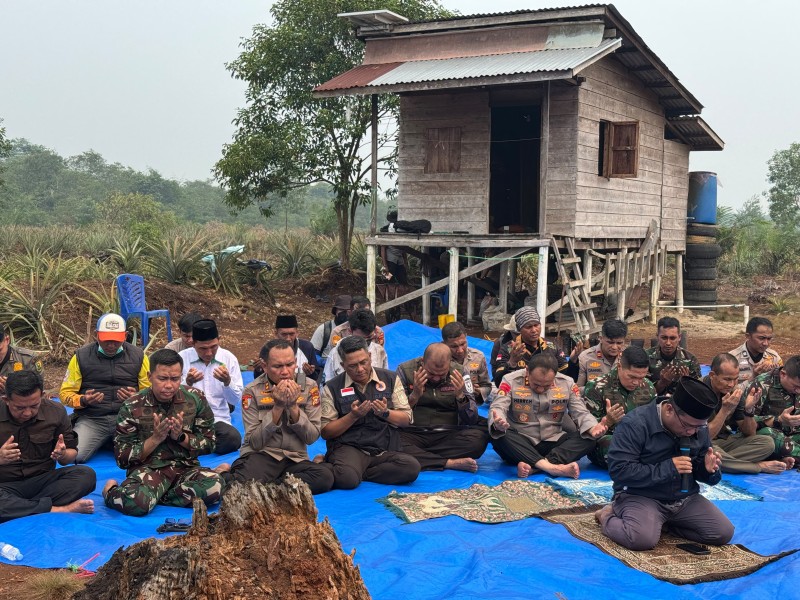 Kunjungi Inhu: Kapolda-Pangdam Gelar Sholat Istisqo di Lokasi Karhutla