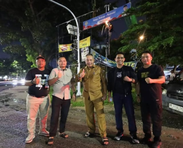Bapenda Pekanbaru Tertibkan Ratusan Tiang Reklame di Jalan Tuanku Tambusai