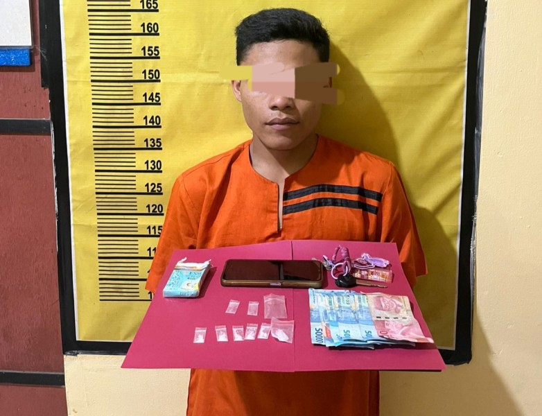 Kedapatan Memiliki Lima Paket Sabu Dalam Kotak Rokok, Bolot Diborgol Polsek Rengat Barat