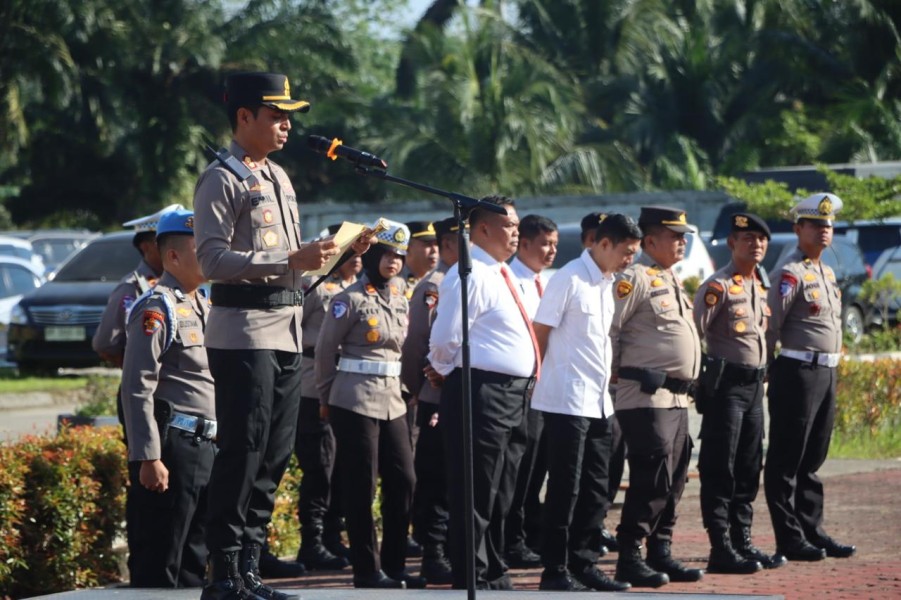 Kapolres Rohul AKBP Emil Eka Putra Pimpin Upacara PTDH Aipda M. Pane