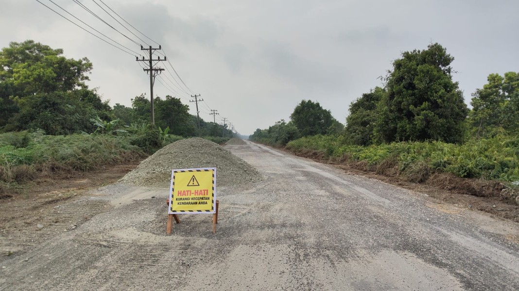 Jalan Sungai Rawa Rusak dan Minim Marka, Truk Bermuatan Besar PT EPE Disorot