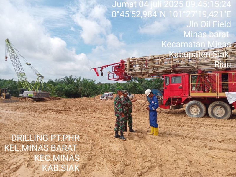 Babinsa Koramil 03/Minas Patroli Lokasi Drilling di Minas Barat, Pastikan Situasi Selalu Aman