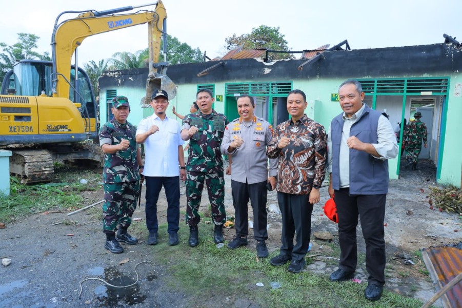 Wako Pekanbaru Turun Langsung Pimpin Gotong Royong Pemulihan Asrama Pancasila Pascakebakaran