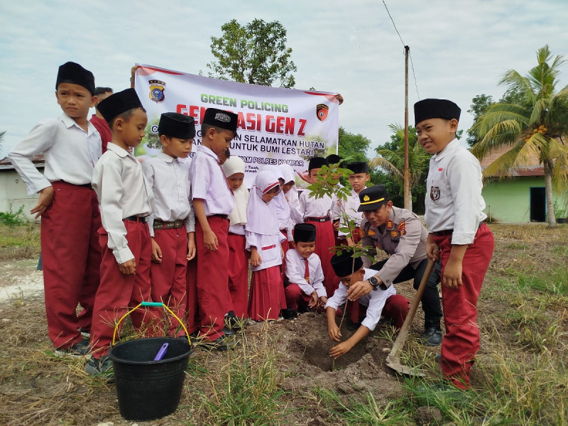 Polres Kampar Edukasi Peduli Hutan dan Tanam 45 Pohon Buah di MI Darul Muhajirin Salo (Green Policing)