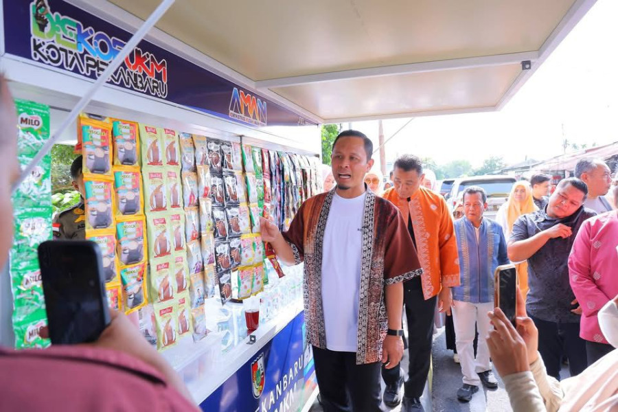 Wali Kota Pekanbaru Serahkan Bantuan Gerobak Untuk UMKM di Kawasan Rumah Tuan Kadi