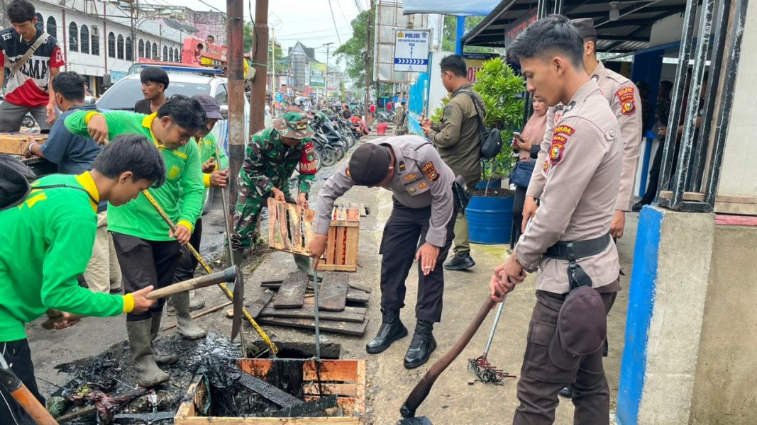 Antisipasi Banjir, Ratusan Personel TNI–Polri Turun Bersih-Bersih di Tembilahan